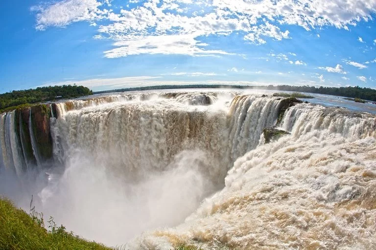 Cataratas del Iguazú: a deslumbrarse con una de las 7 Maravillas Naturales del Mundo