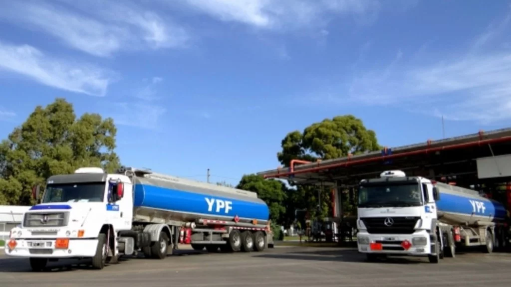 YPF aumentó la distribución de gasoil y aseguró que el campo tiene garantizado el abastecimiento