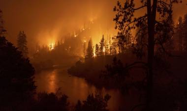 California: el mayor incendio en lo que va del año sigue incontenible