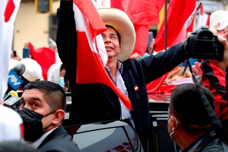 Elecciones en Perú: Pedro Castillo, a punto de cantar victoria