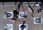 Cincuenta retratos de mujeres y disidencias interpelan en el puente de la Facultad de Derecho