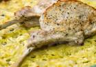 Chuletas de cordero sobre cebolla y puerro cremosos