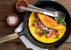 Tortilla francesa con beicon y cebolla morada