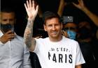 Messi acompañado por su familia llegó a París para firmar con el PSG