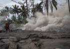 El volcán Semeru volvió a arrojar cenizas y ralentiza las operaciones de rescate