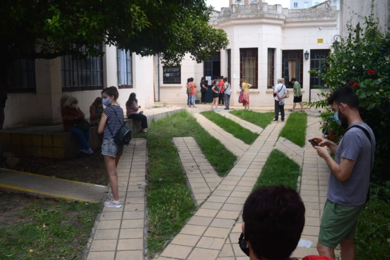 Largas filas para hacerse testeos de COVID-19 en Bahía ante la llegada de una nueva ola