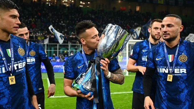 Inter se consagró campeón de la Supercopa de Italia, venciendo 2-1 a la Juventus