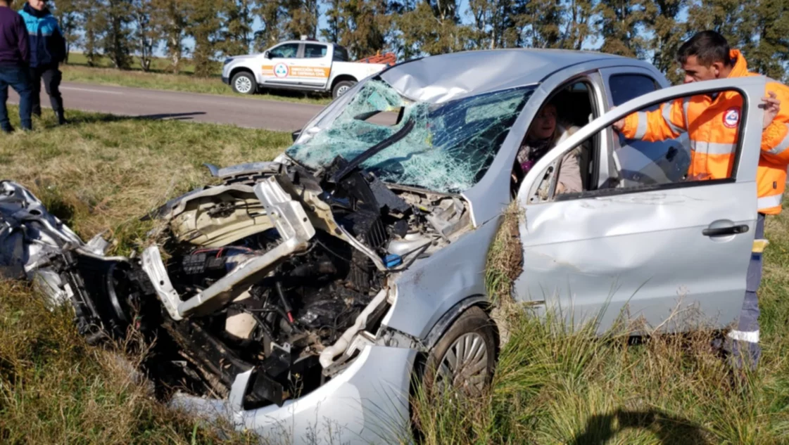 Ruta 51: un camión perdió sus ruedas y provocó el vuelco de un auto