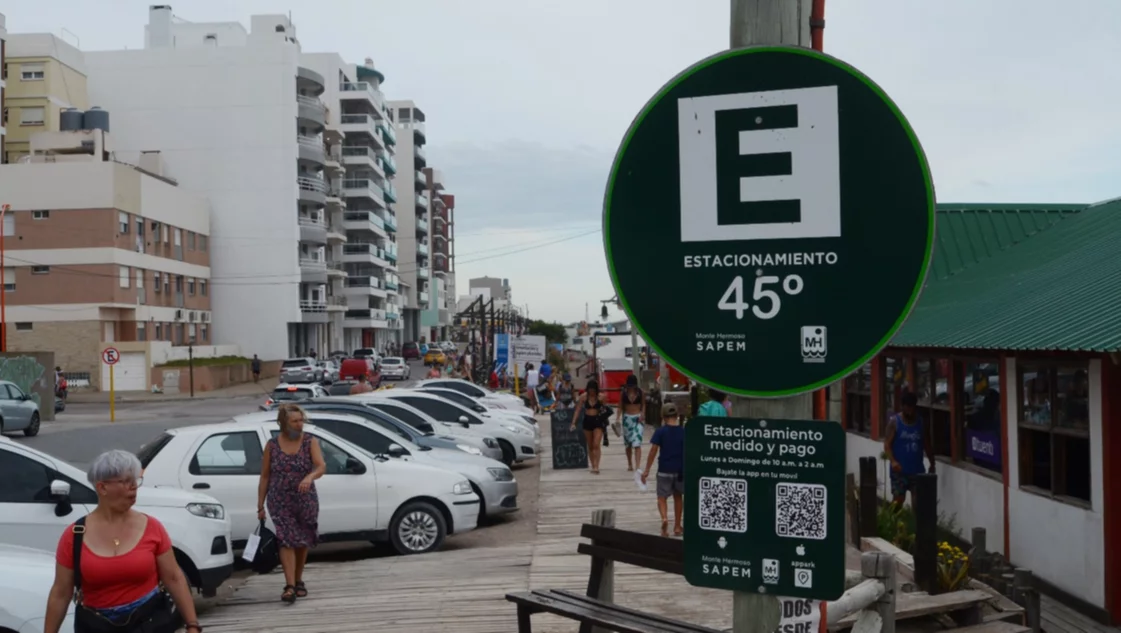 Monte Hermoso: agregan calles con estacionamiento medido y pago para el verano