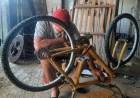 Cicloturistas solidarios: reciben y arreglan bicicletas para los niños