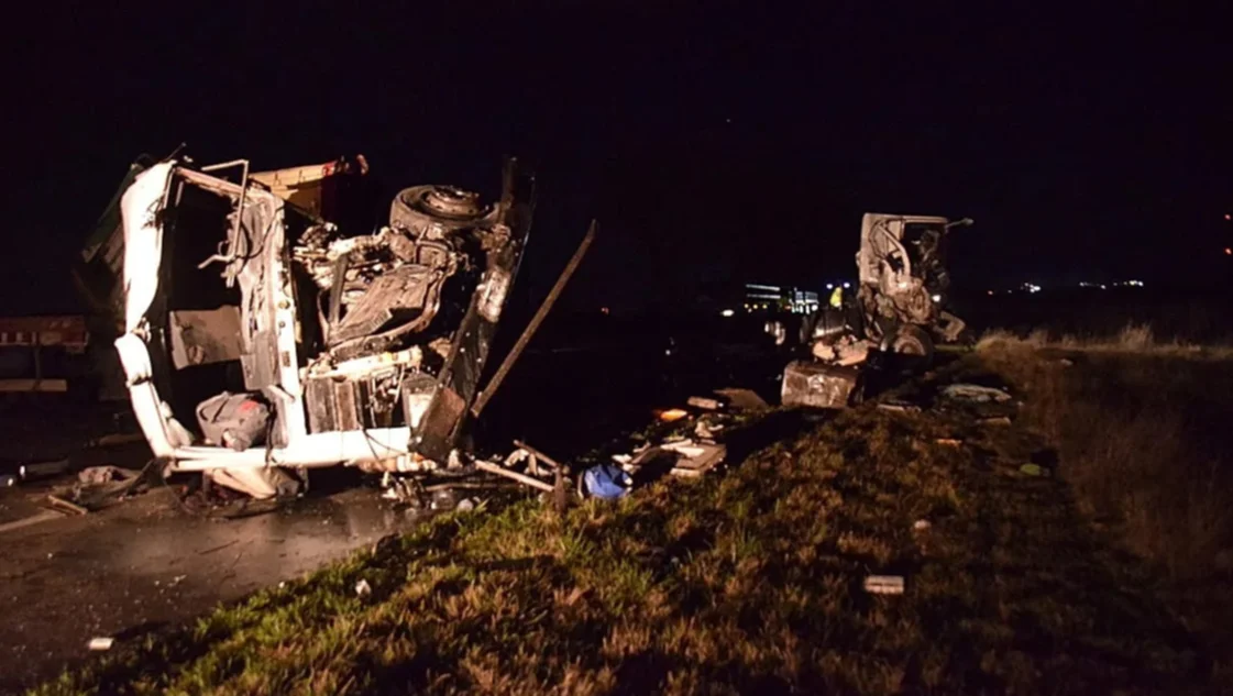 Ruta 51: dos camioneros fallecieron en un choque