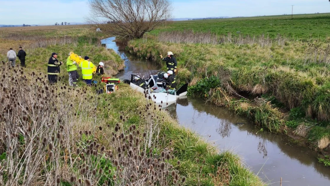 Pringles: un auto cayó a un canal y falleció una mujer