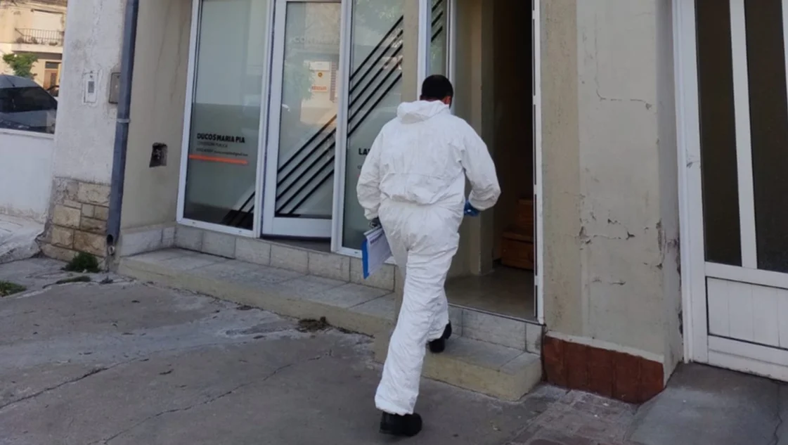 Femicidio en Pigüé: una mujer apareció muerta en un departamento y buscan a su expareja