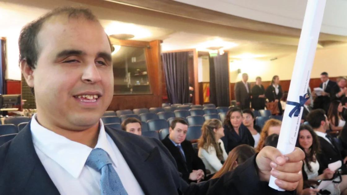 Dorrego: es ciego, egresó de la UNS en 2016 y es director de Cultura