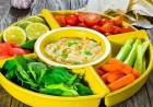 Dip nutritivo: hummus con palitos de zanahoria, apio y vegetales