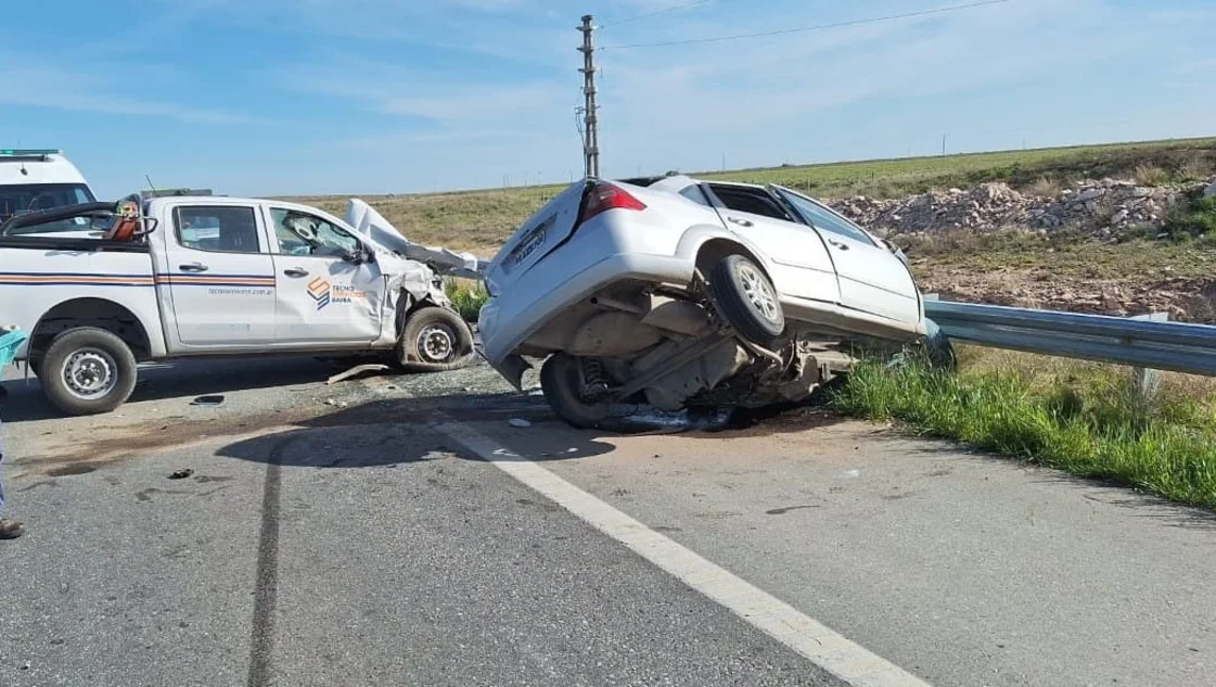 Trágico accidente en la ruta 33: una persona falleció tras un choque entre un auto y una camioneta