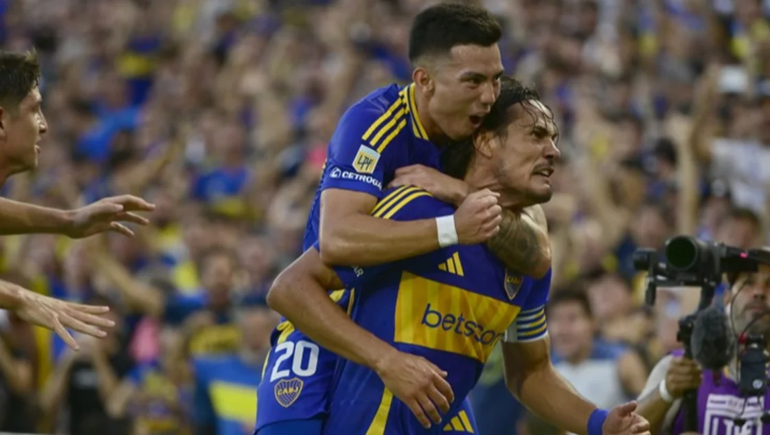 Con goles de Cavani y Palacios, Boca venció a Huracán y consiguió su primera victoria en el Apertura