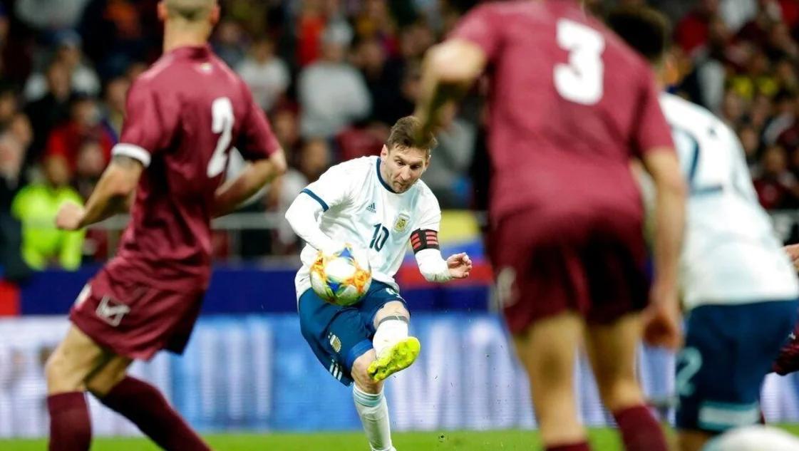 Argentina recibe a Venezuela en el último partido oficial de Messi en el país