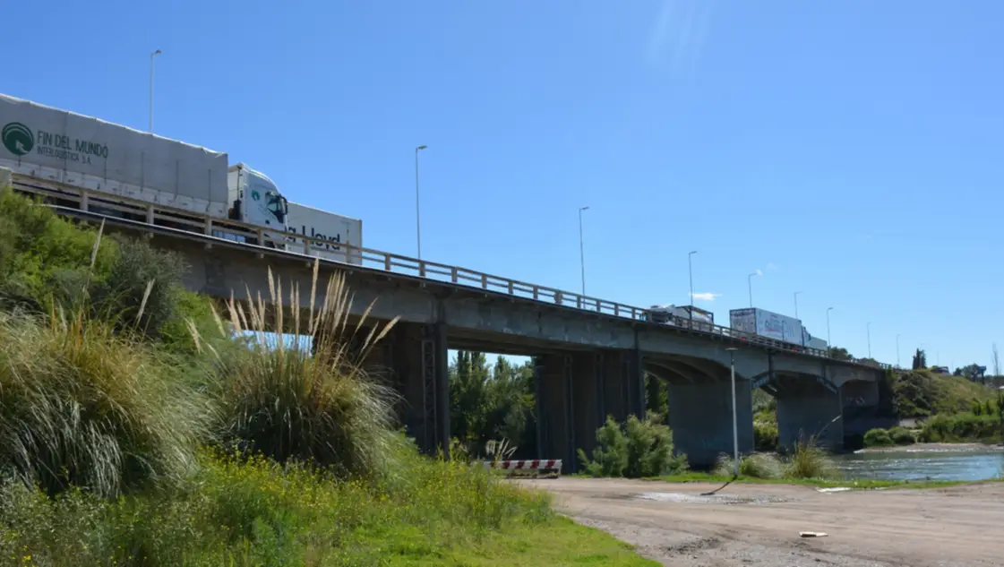 Grietas, fisuras y corrosión: reclaman por el puente sobre el río Colorado en la RN22