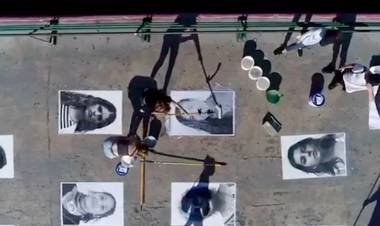 Cincuenta retratos de mujeres y disidencias interpelan en el puente de la Facultad de Derecho