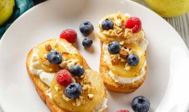 Tostas de queso ricotta con pera a la plancha
