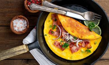 Tortilla francesa con beicon y cebolla morada