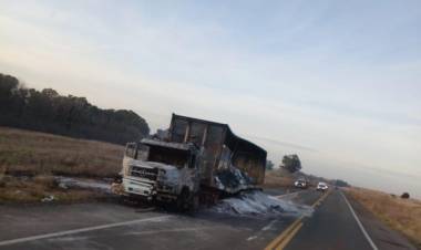 Un camión se incendió en plena ruta 51