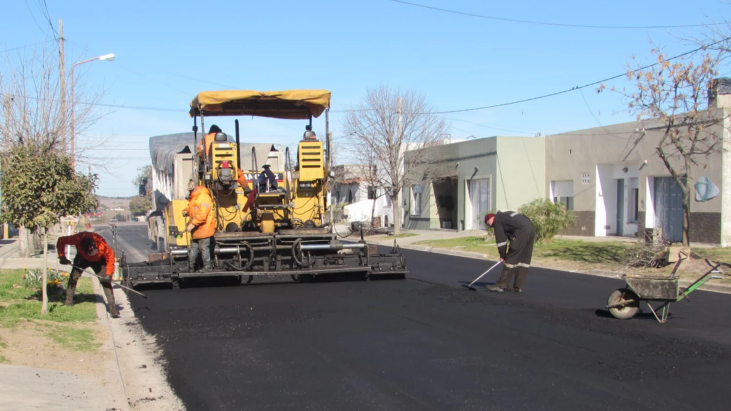 Trabajos de pavimentación en distintas localidades de un distrito de la zona