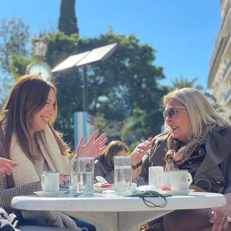 Elisa Carrió se sumó a la campaña porteña y acompañó a María Eugenia Vidal en una recorrida por Recoleta