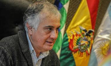 El embajador de Bolivia en Argentina dijo que Macri "debería reconocer" el tráfico de armas a su país