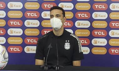 Scaloni llegó al país y se espera el anuncio de la lista para la triple fecha