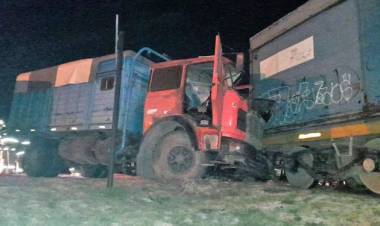 Saldungaray: Un camión chocó contra un tren de carga