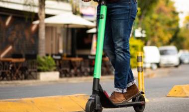 Furor por las motos eléctricas y monopatines en Bahía