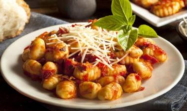 Recetas de ñoquis caseros de papa y ricota, y de 3 salsas "bomba" para acompañarlos