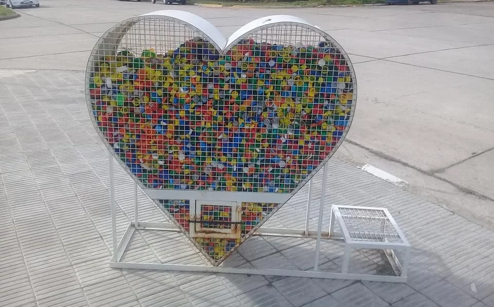 Corazón lleno: las tapitas que viajan desde Coronel Suárez hacia Hospital de niños de La Plata