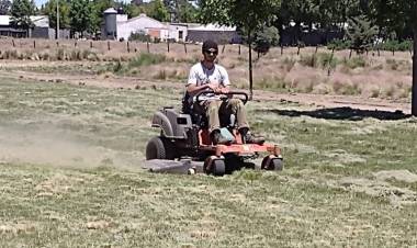 Trabajo a pleno en el Parque Héroes de Malvinas.