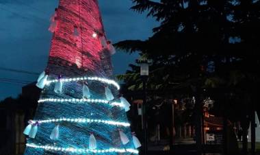 FM Suarense 101.9 dijo presente en el encendido del árbol navideño del pueblo Santa María