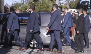 Condenaron al empleado de la funeraria que se sacó una foto con el cuerpo de Maradona