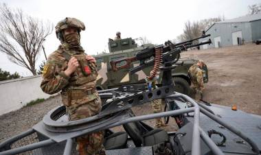 Rusia anunció el retiro de tropas de la frontera con Ucrania pero mantiene los ejercicios militares