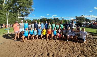 El equipo “Los Ordoñe’s” se quedó con el torneo de Beach Vóley mixto