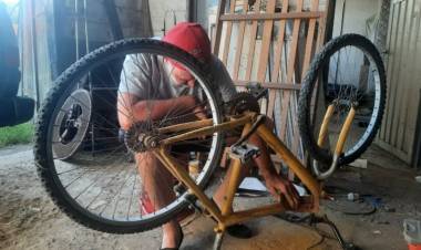 Cicloturistas solidarios: reciben y arreglan bicicletas para los niños