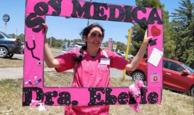 Lorena Eberle se recibió de Médica, es de Pueblo Sta. Maria