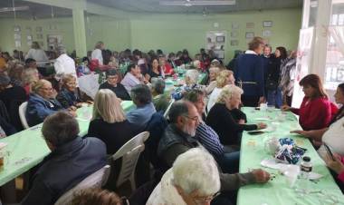 Exitosa tarde de chocolate, té y lotería 