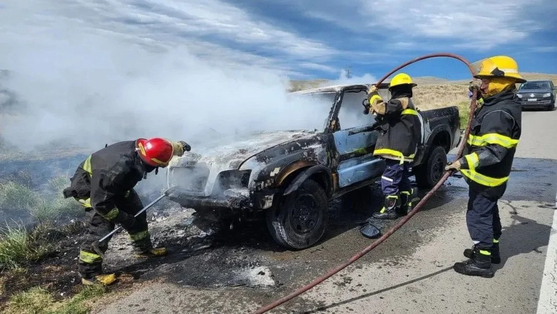 Ruta 51: se incendió una camioneta y las pérdidas fueron totales