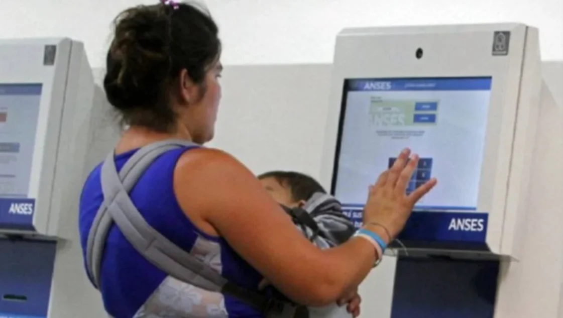 Oficializaron bono de $ 55.000 para jubilados y aumento del 100 % en las AUH