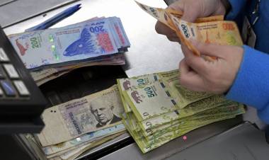El Gobierno suspenderá 160 mil planes de beneficiarios que viajaron al exterior