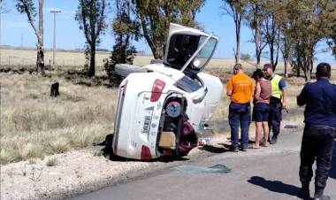 Una familia volcó en la Ruta 33: dos personas fueron hospitalizadas