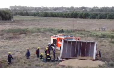 Murió un hombre tras caerle encima un carro tolva cargado de cebada