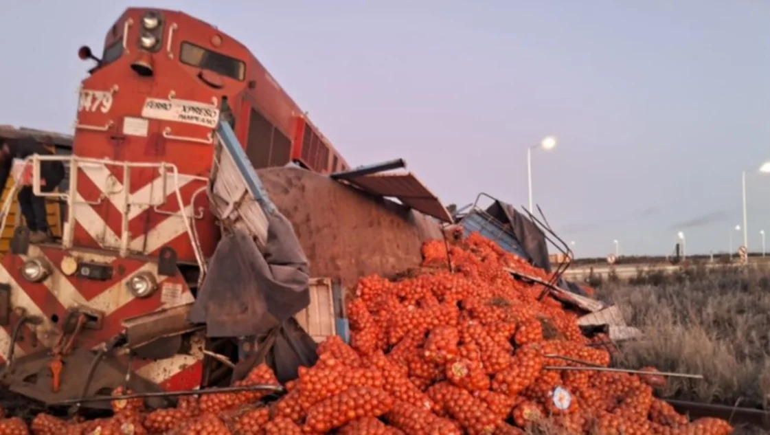 Cortan la ruta 3 en Salitral de la Vidriera para retirar la locomotora que descarriló ayer