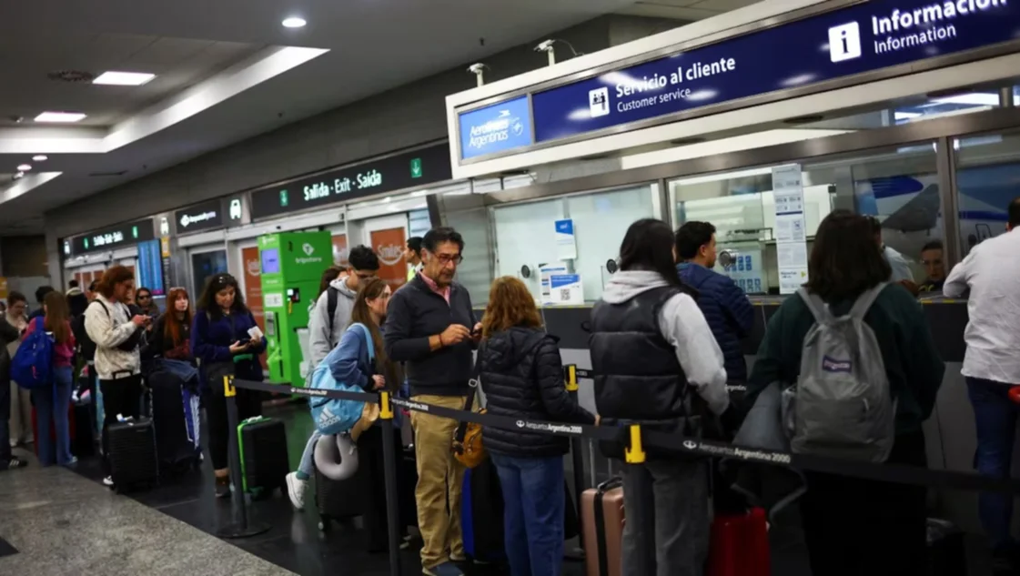 Paro de controladores aéreos: las aerolíneas advirtieron que no podrán reubicar pasajeros